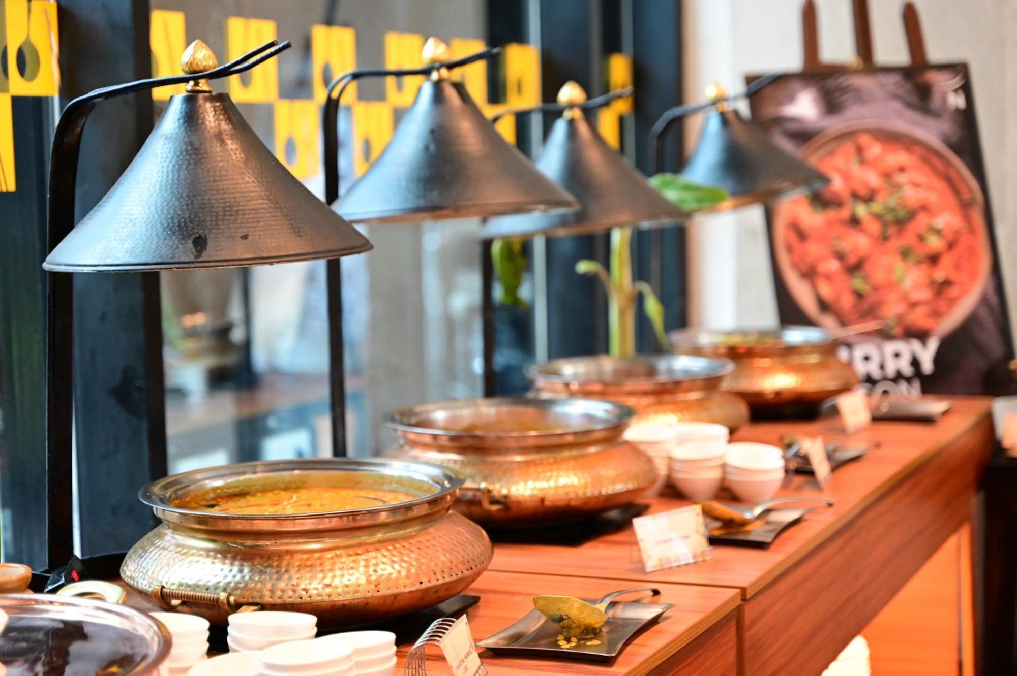 Novotel Kolkata Hotel And Residences Zewnętrze zdjęcie A chafing dish
