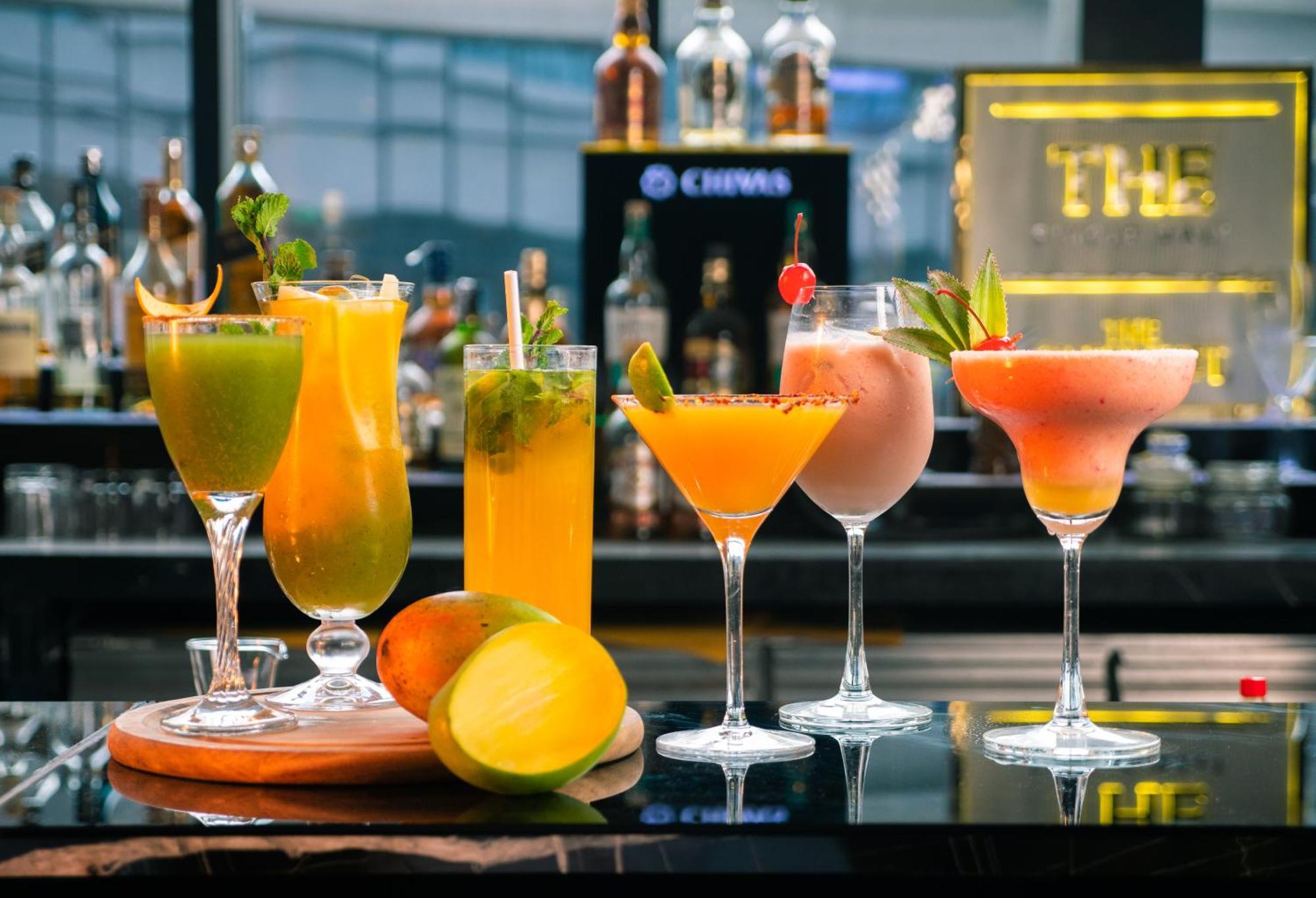 Novotel Kolkata Hotel And Residences Zewnętrze zdjęcie Cocktails at the bar