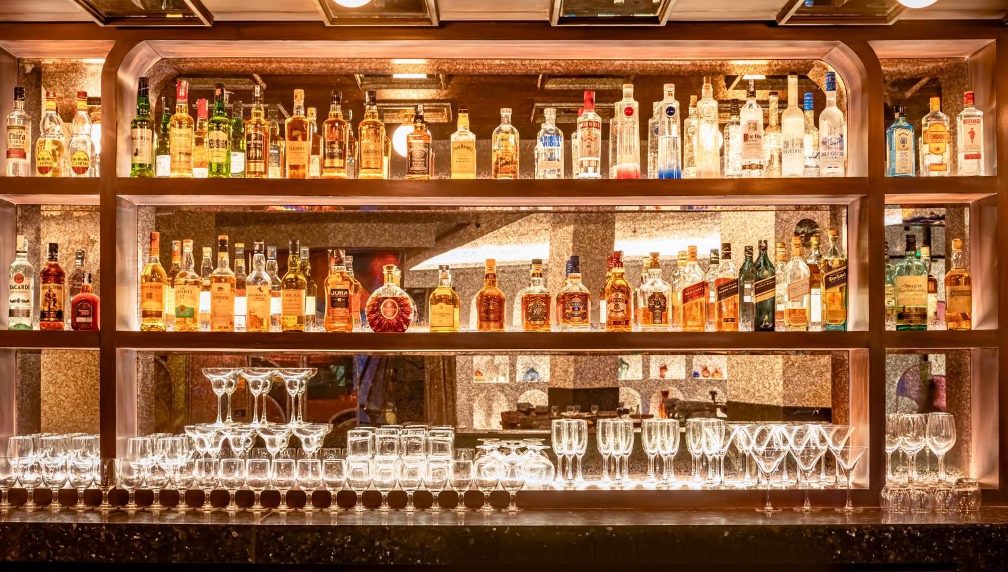 Novotel Kolkata Hotel And Residences Zewnętrze zdjęcie A selection of spirits