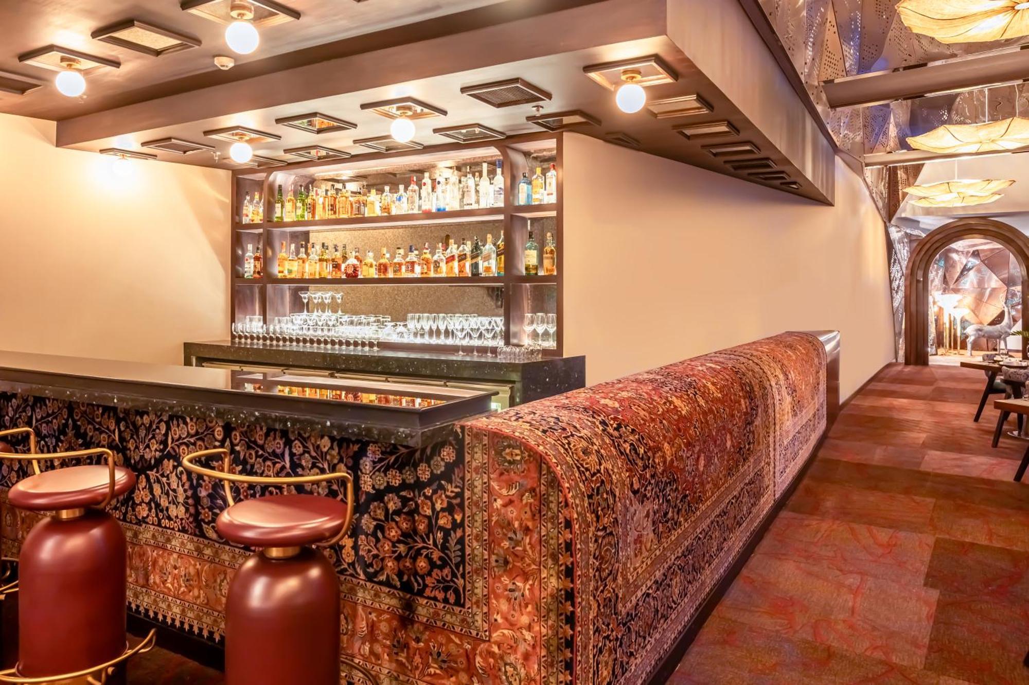 Novotel Kolkata Hotel And Residences Zewnętrze zdjęcie The bar at the 1905