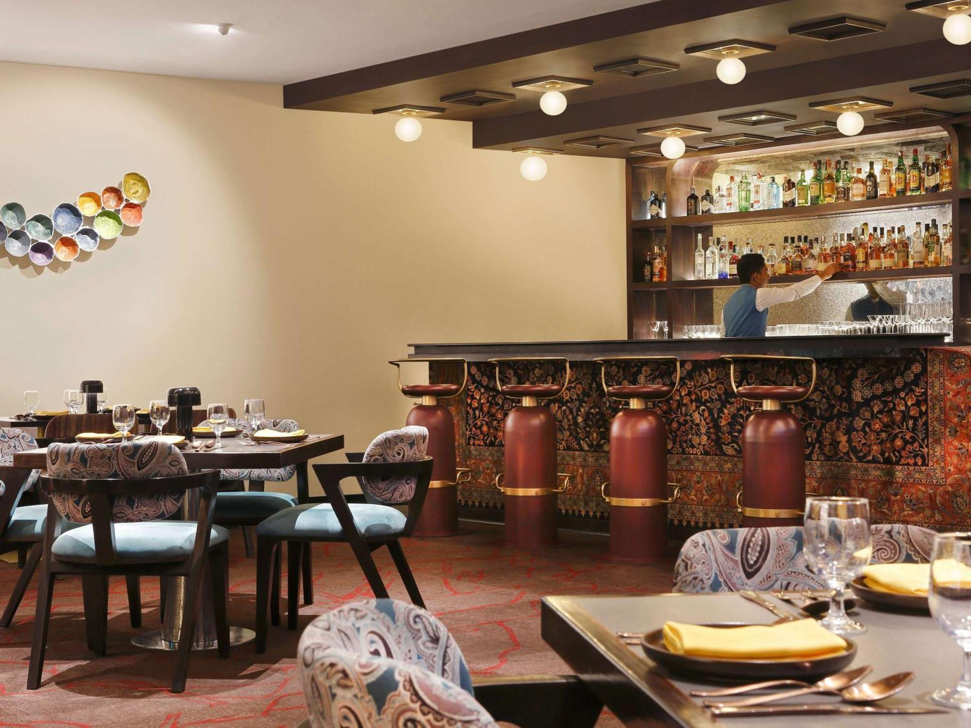 Novotel Kolkata Hotel And Residences Zewnętrze zdjęcie The bar at the restaurant