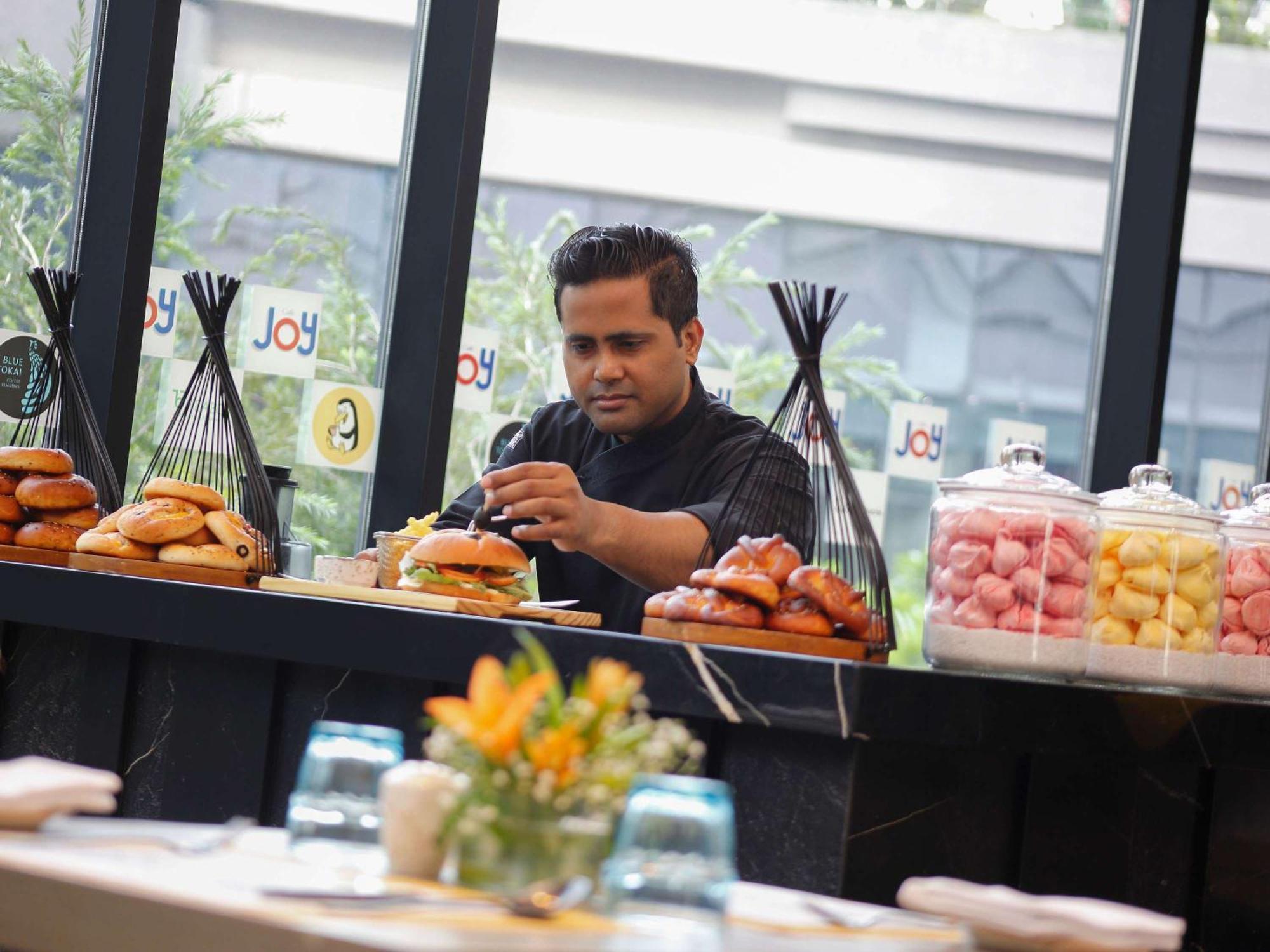 Novotel Kolkata Hotel And Residences Zewnętrze zdjęcie A chef preparing food at a buffet