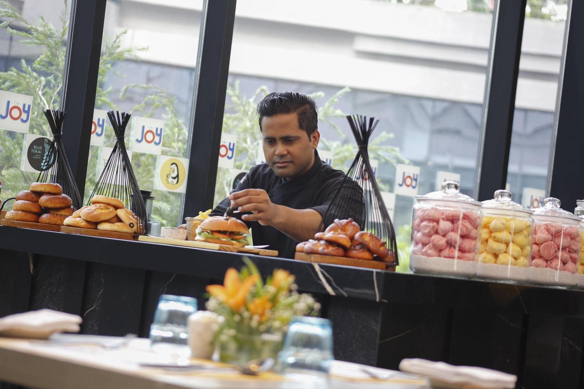 Novotel Kolkata Hotel And Residences Zewnętrze zdjęcie A chef at work