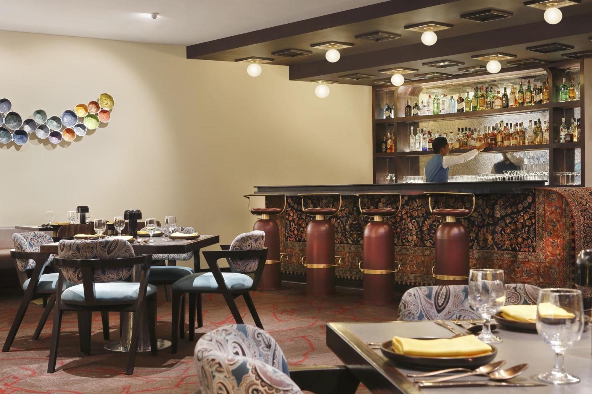 Novotel Kolkata Hotel And Residences Zewnętrze zdjęcie The bar at the restaurant