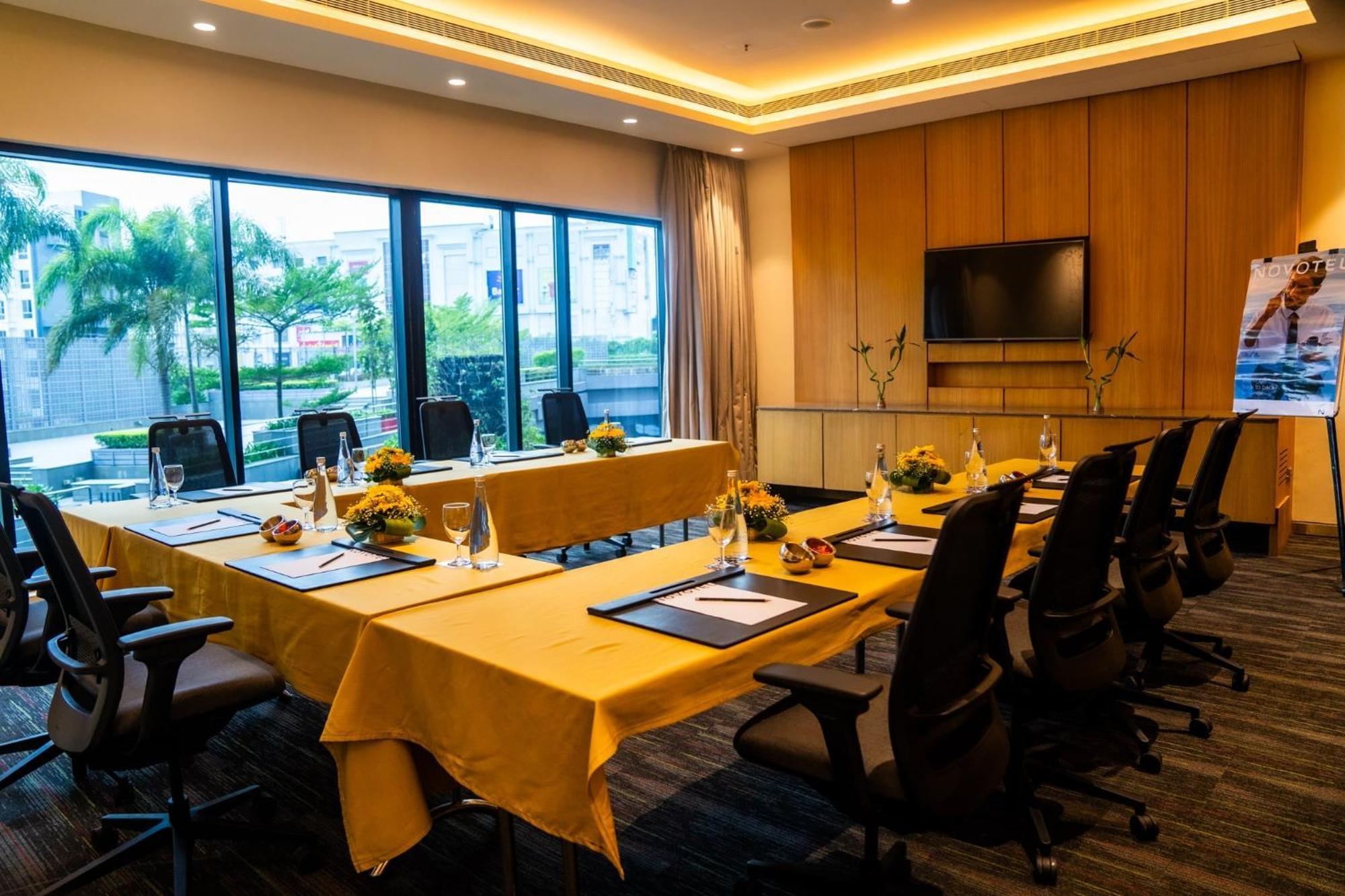 Novotel Kolkata Hotel And Residences Zewnętrze zdjęcie Meeting room at the hotel