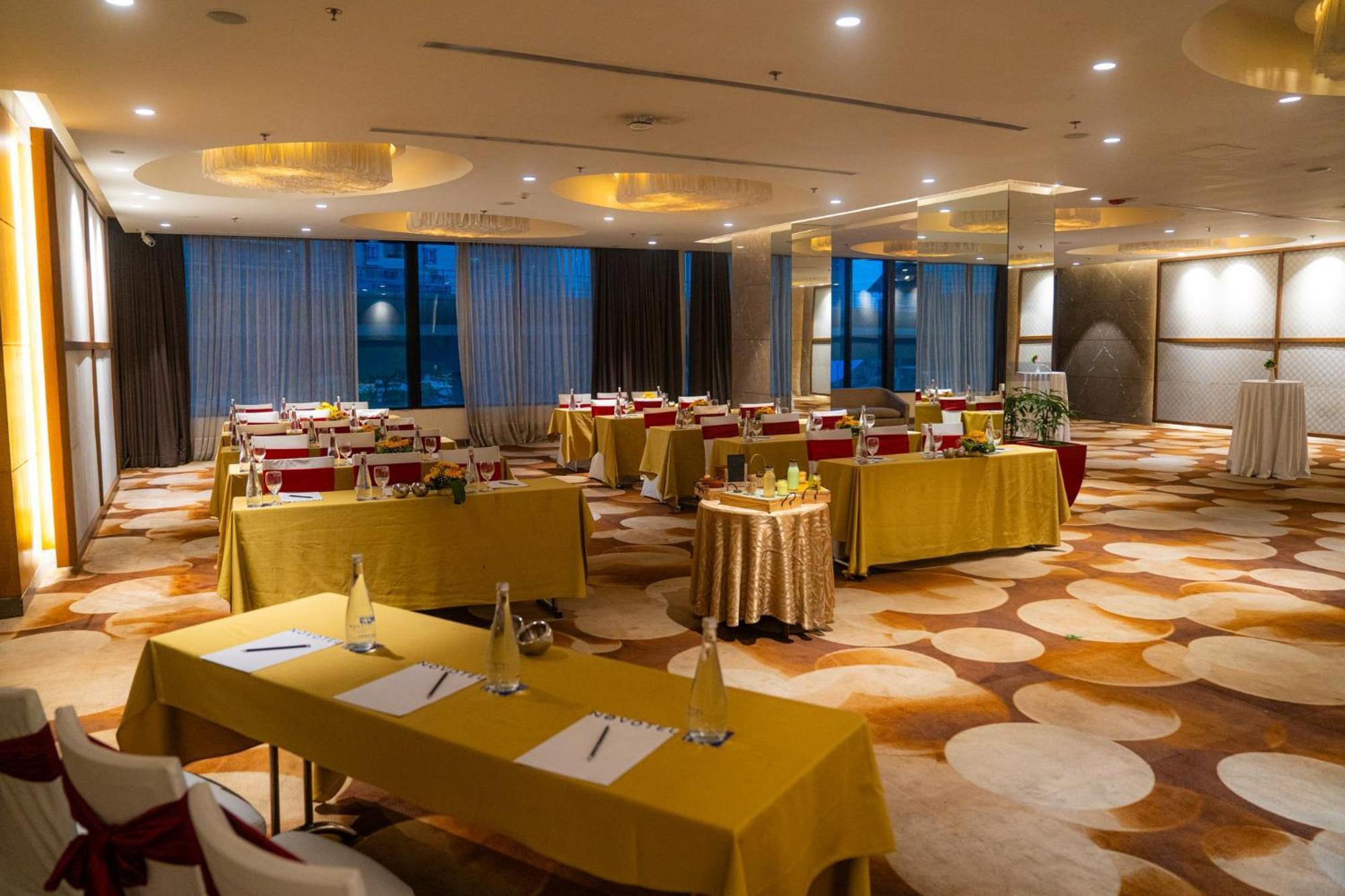 Novotel Kolkata Hotel And Residences Zewnętrze zdjęcie Meeting room
